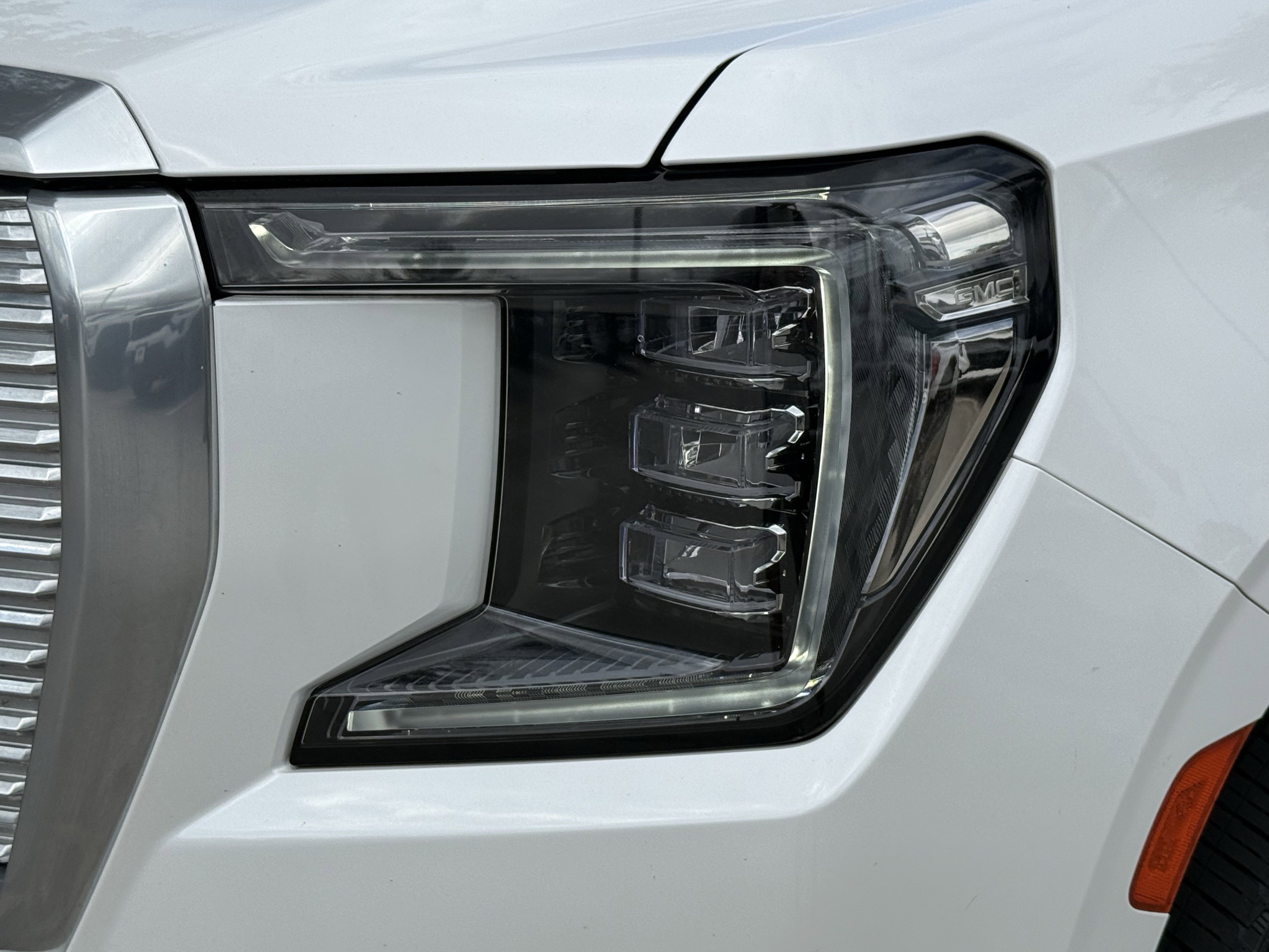 Used 2022 GMC Yukon XL Denali image 11