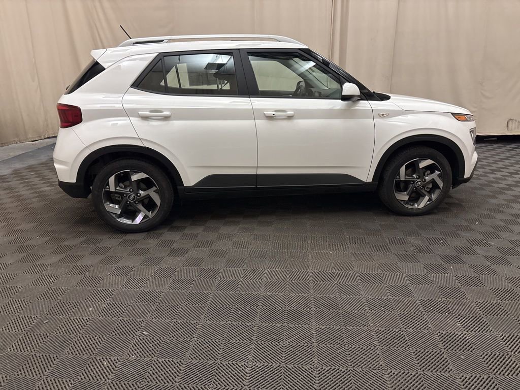 Certified 2025 Hyundai Venue SEL image 4