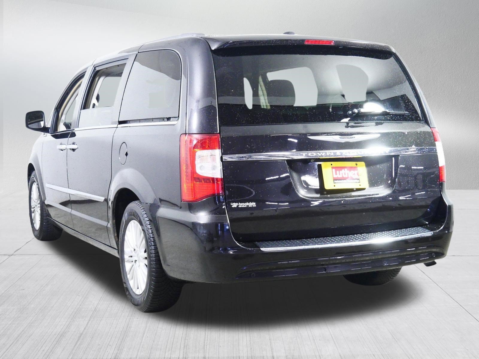 Used 2015 Chrysler Town & Country Touring-L w/ Driver Convenience Group FWD image 5