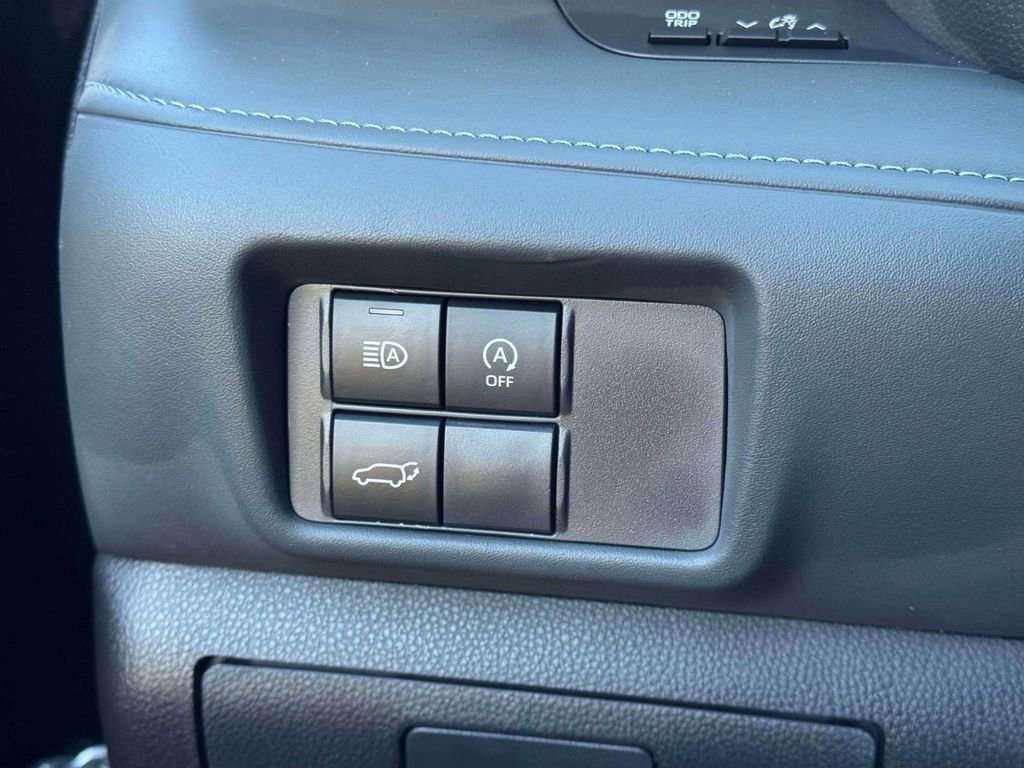 Used 2024 Toyota Highlander LE image 18
