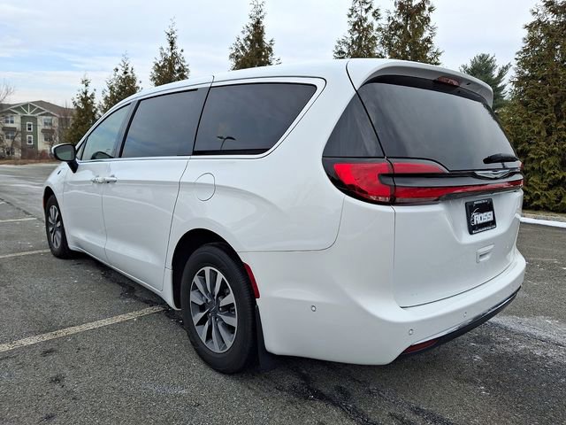 Used 2023 Chrysler Pacifica Touring-L FWD image 4