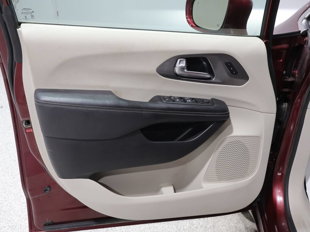 Used 2022 Chrysler Pacifica Touring-L AWD/4WD image 13