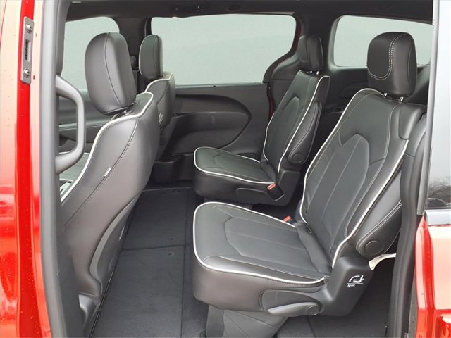 New 2026 Chrysler Pacifica Limited image 11