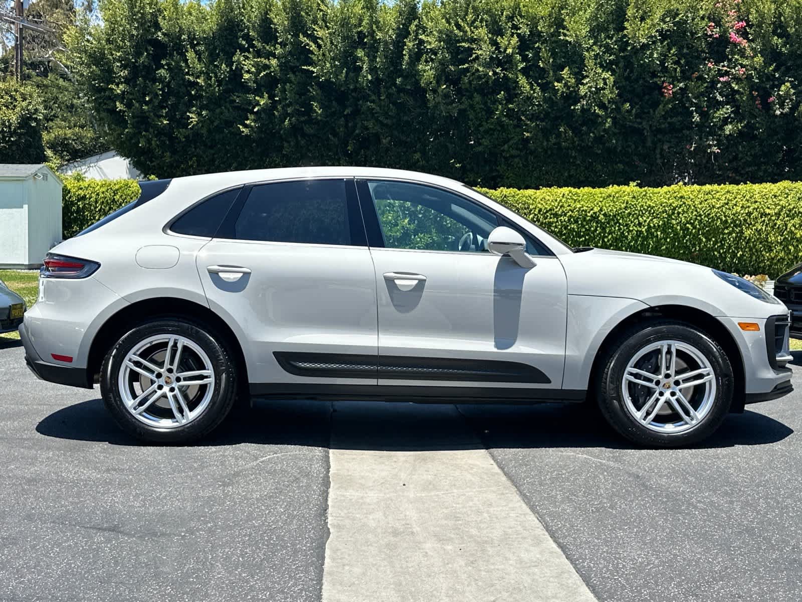 Certified 2025 Porsche Macan AWD/4WD image 9