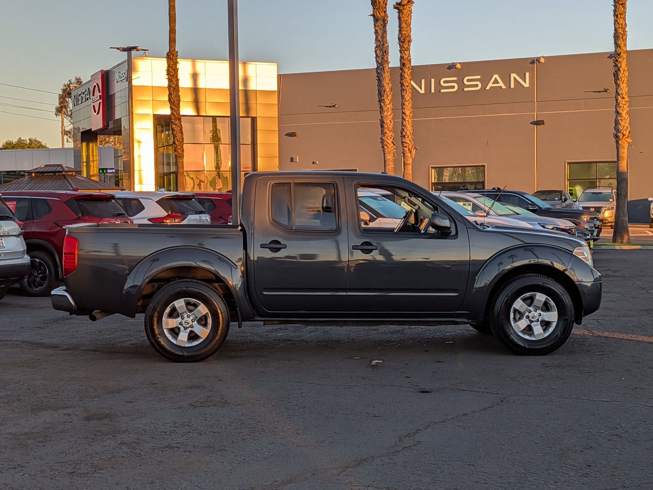 Used 2013 Nissan Frontier SV image 5
