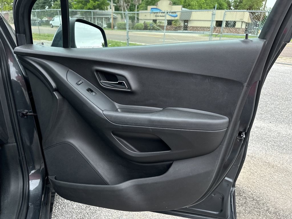 Used 2018 Chevrolet Trax LT w/ LT Convenience Package FWD image 35