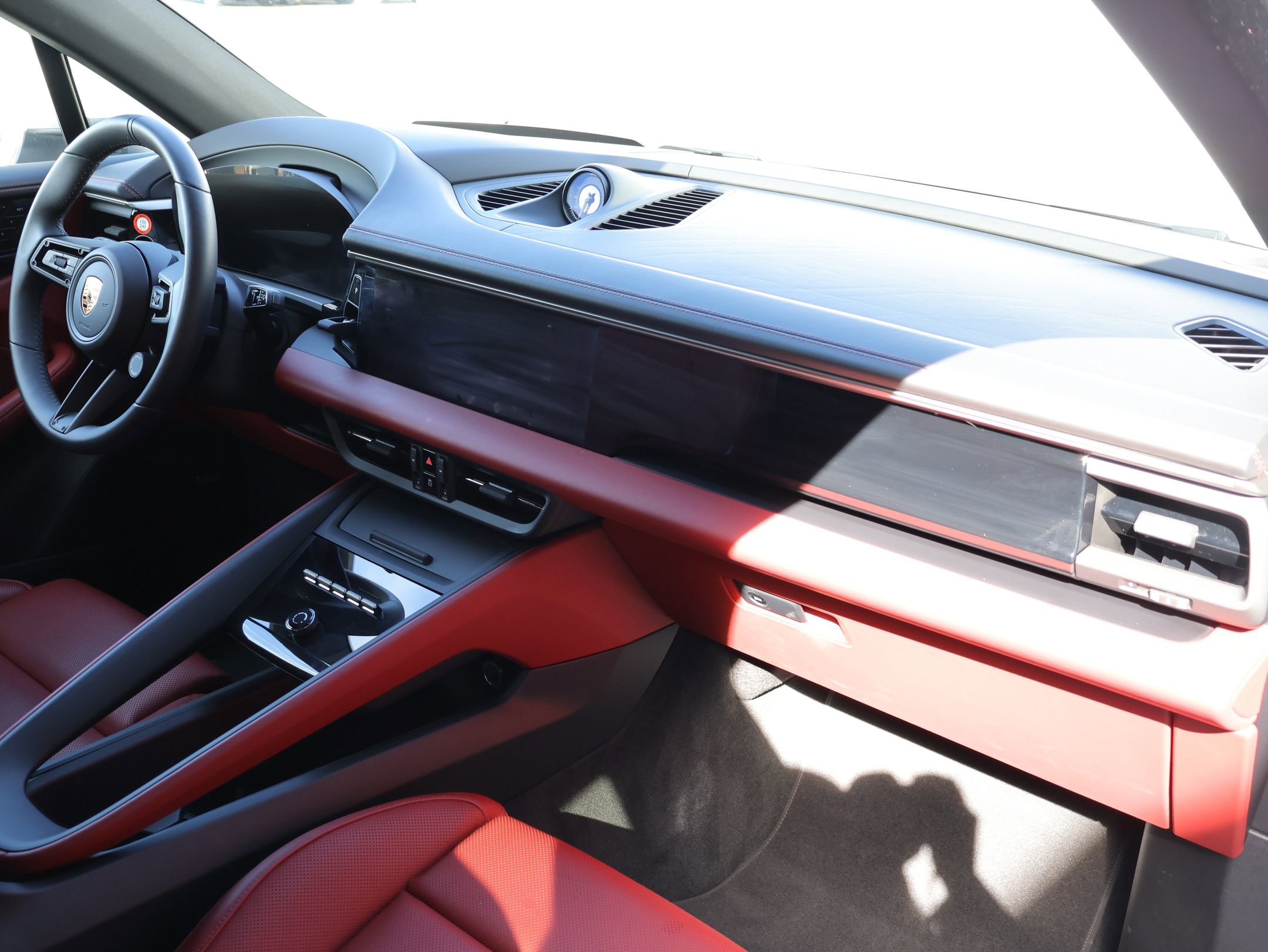 Certified 2025 Porsche Macan 4 Electric AWD/4WD image 28