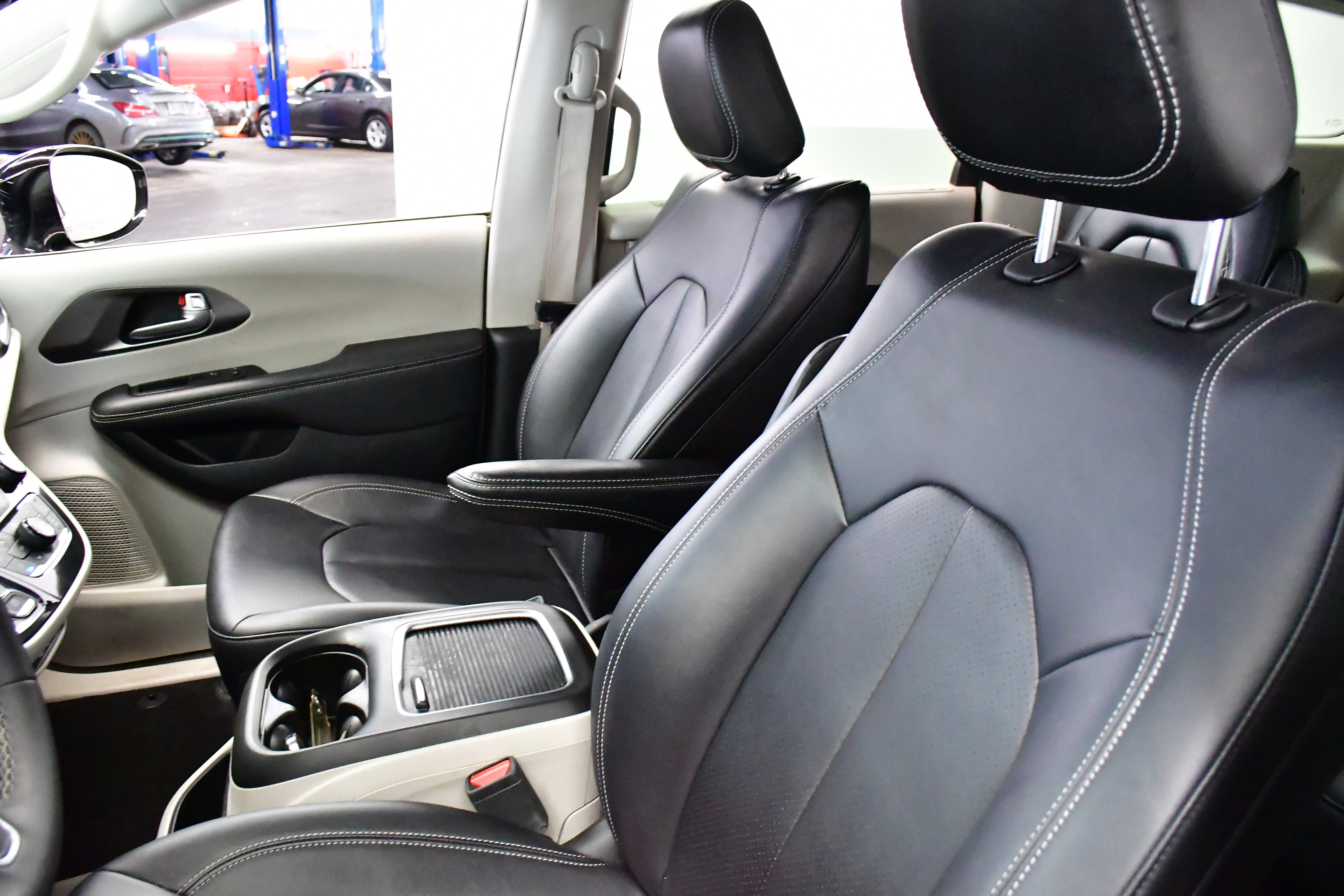 Used 2024 Chrysler Pacifica Touring-L image 18