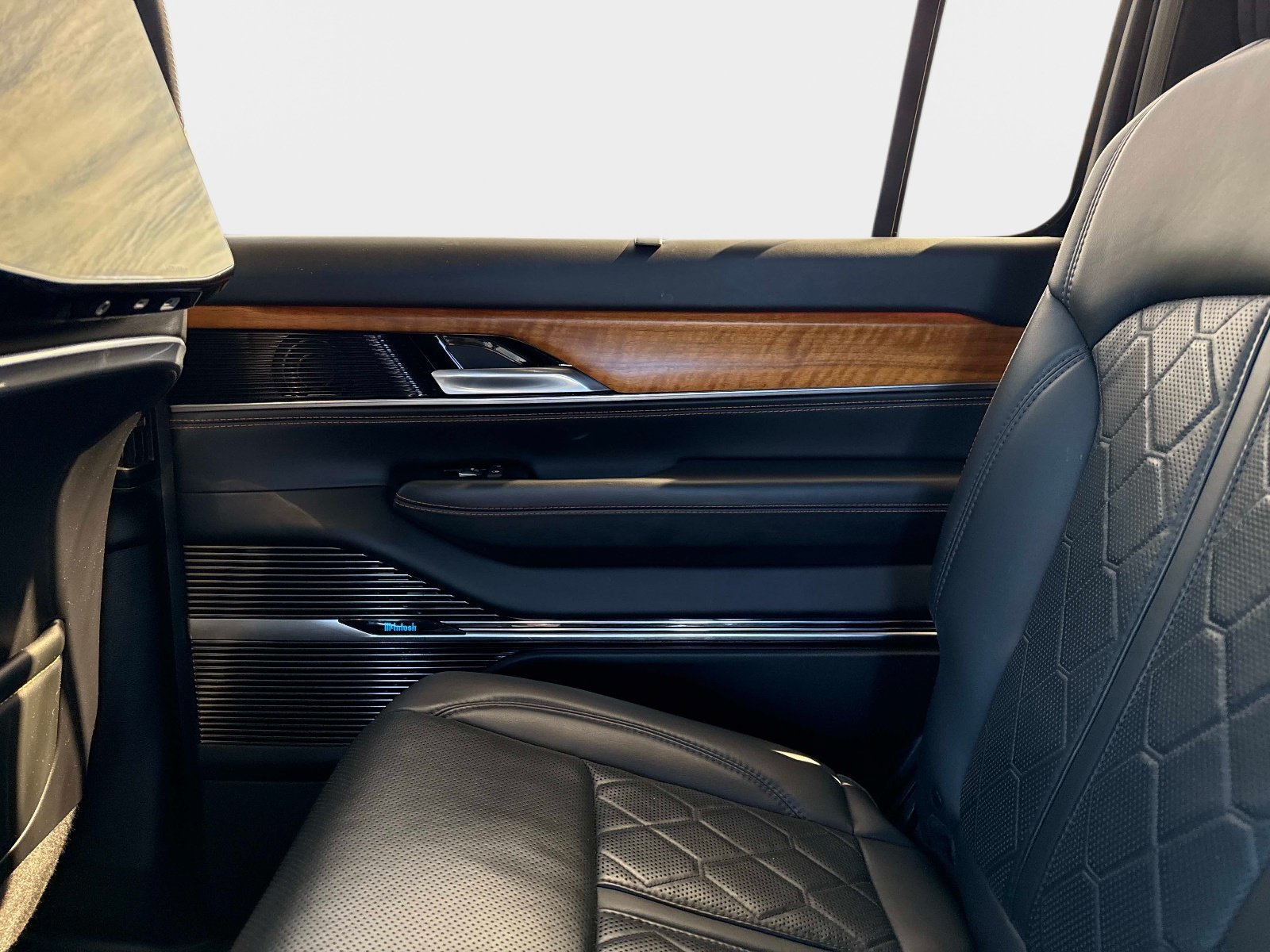 Used 2022 Jeep Grand Wagoneer Series III w/ Rear Seat Video Group 1 AWD/4WD image 18