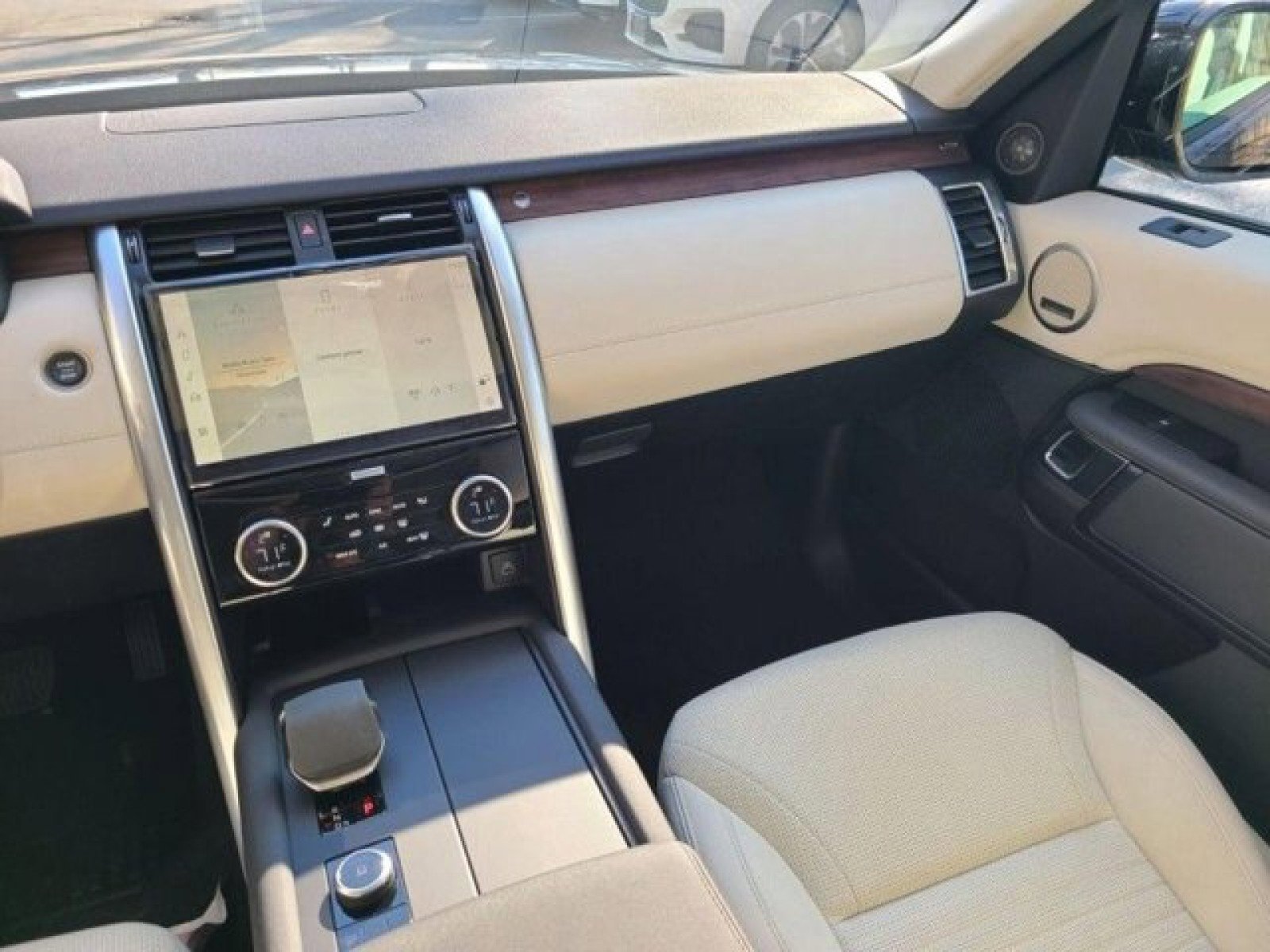 Certified 2024 Land Rover Discovery S image 17