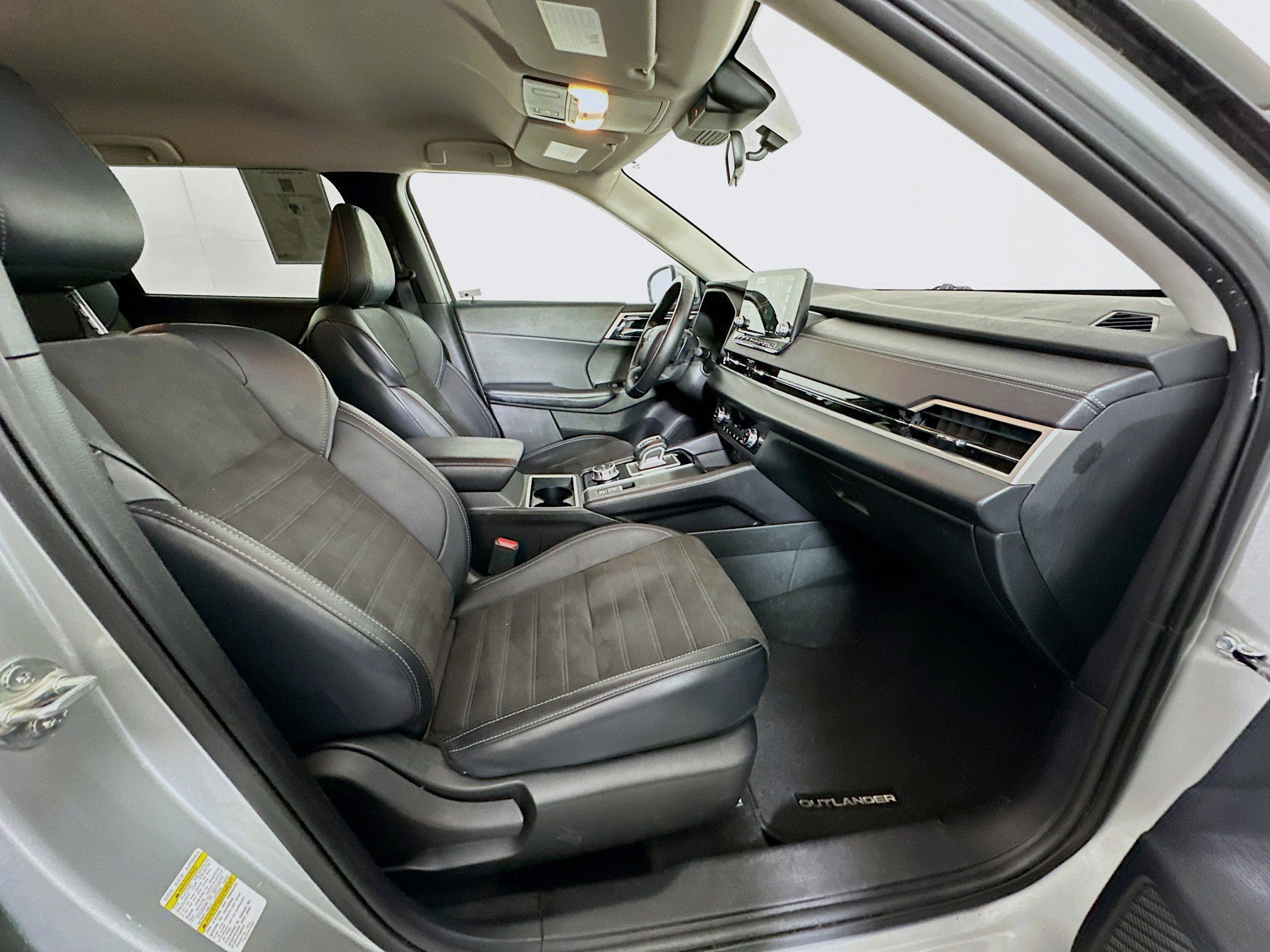 Used 2024 Mitsubishi Outlander SE image 32