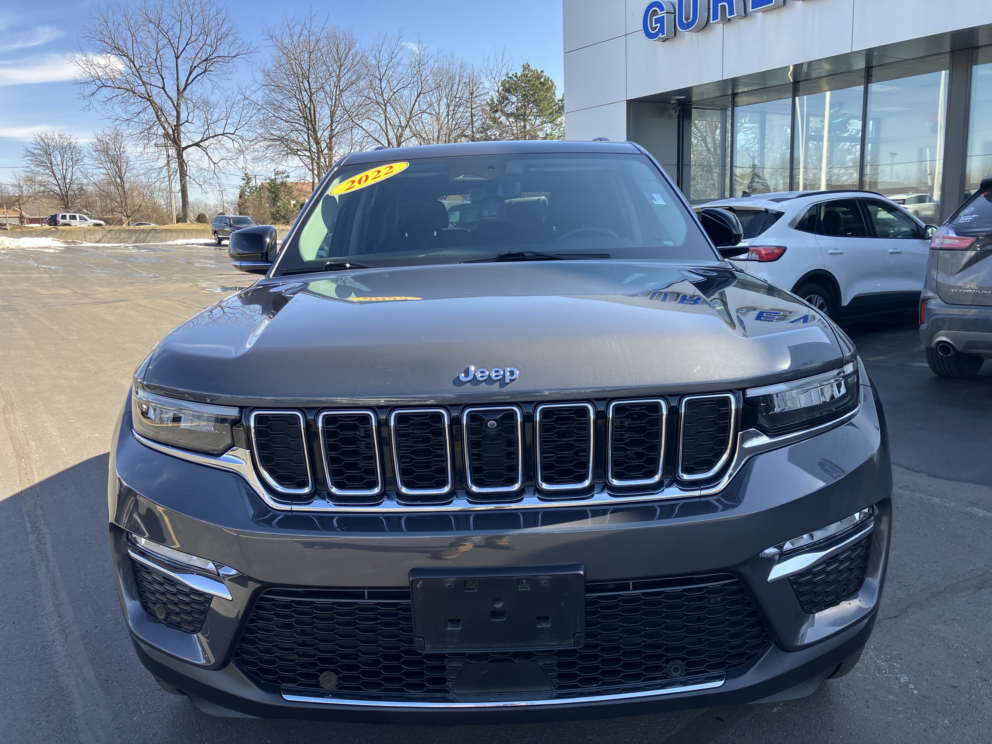 Used 2022 Jeep Grand Cherokee Limited w/ Luxury Tech Group II image 2