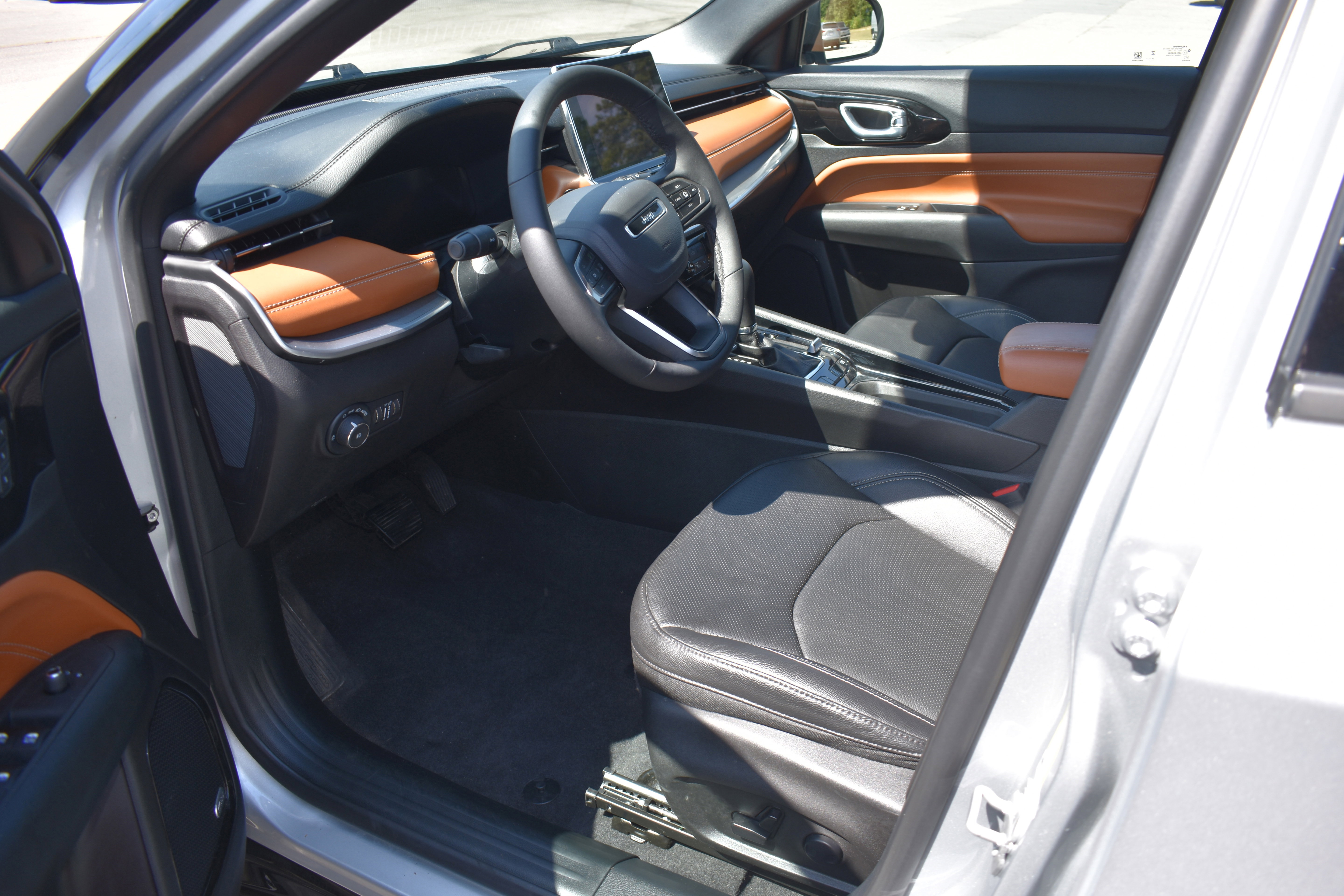 Used 2025 Jeep Compass Limited w/ Elite Group image 12