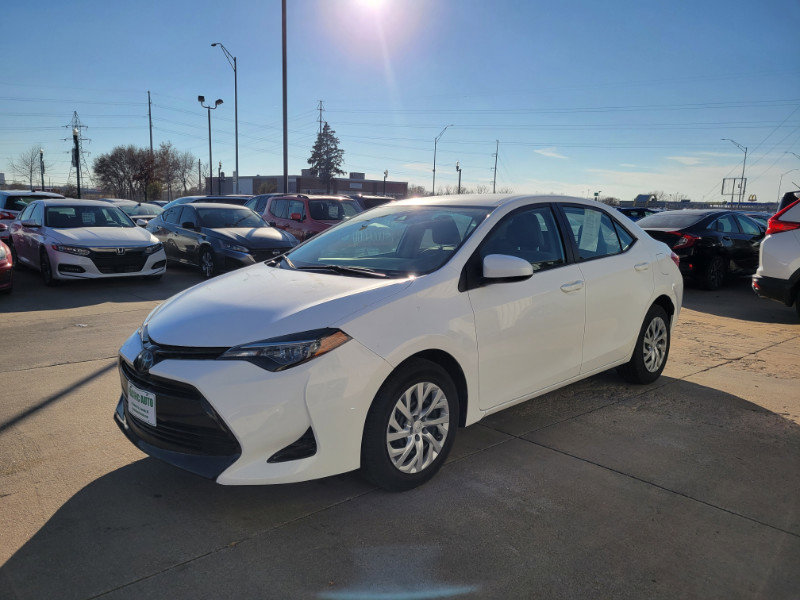 Used 2018 Toyota Corolla LE image 3
