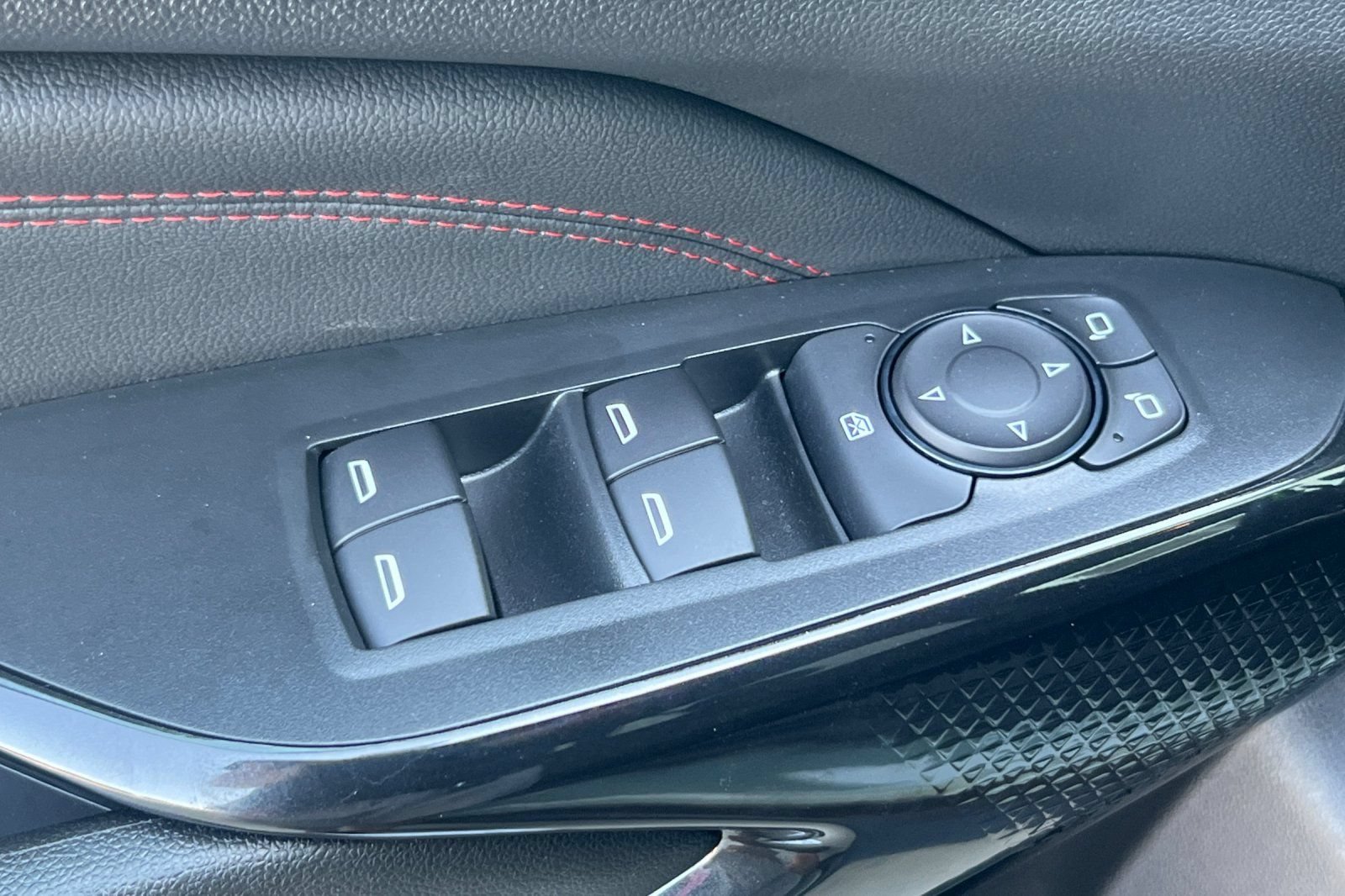 Used 2024 Chevrolet Trax RS w/ Sunroof Package FWD image 14
