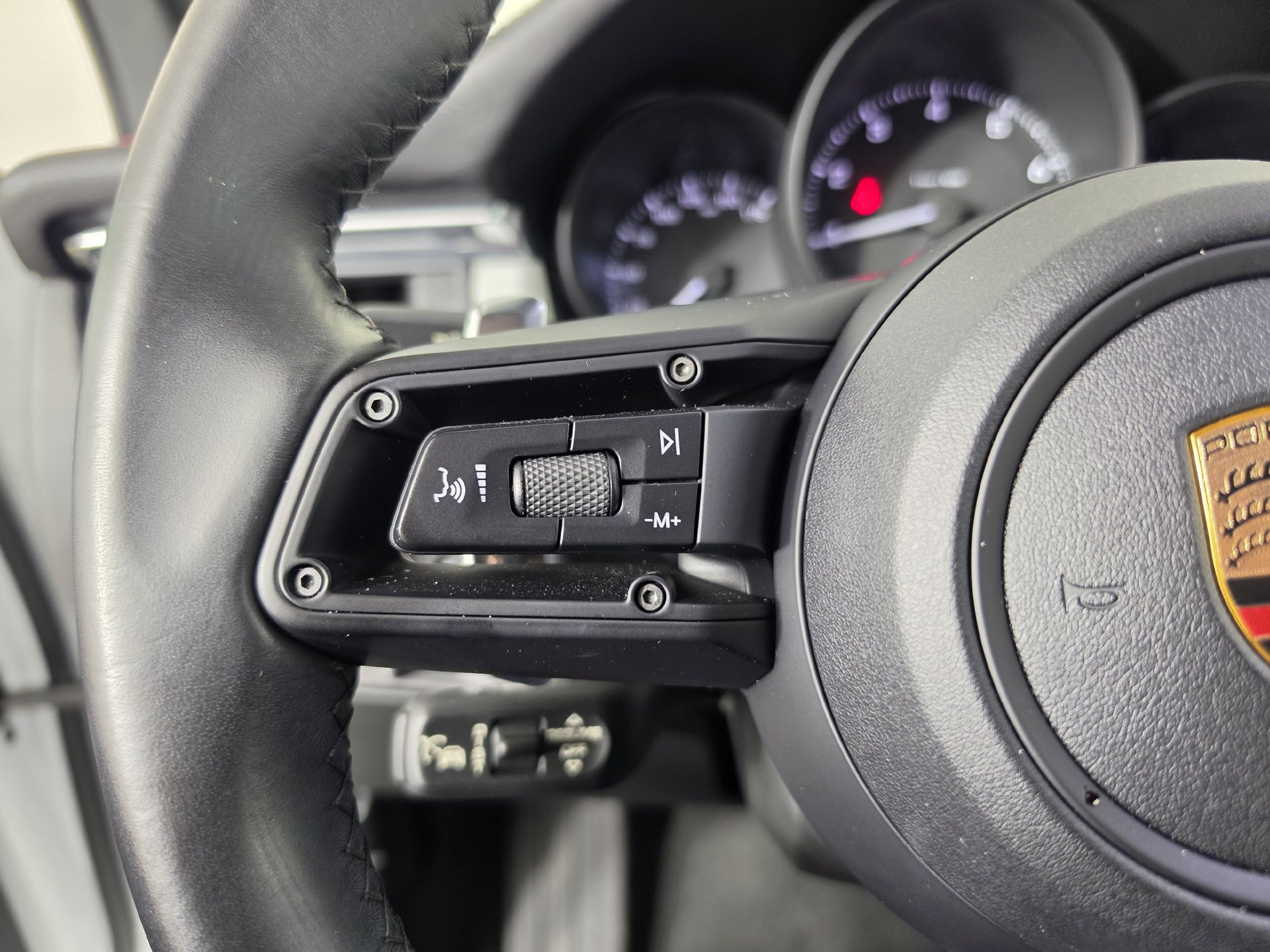 Used 2025 Porsche Macan AWD/4WD image 11