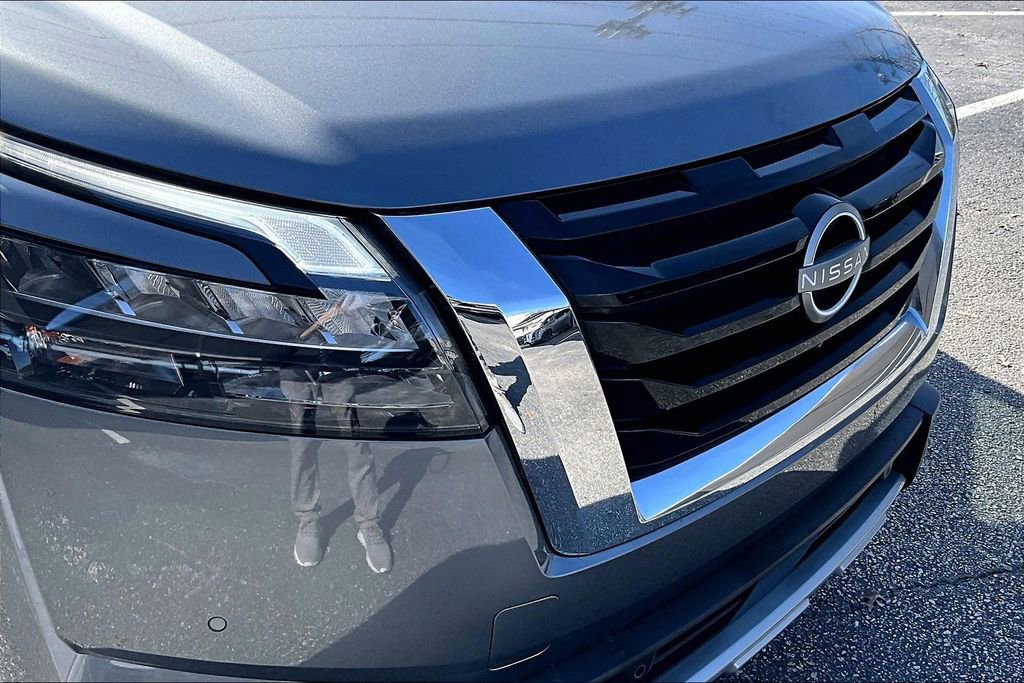 Used 2025 Nissan Pathfinder Platinum image 41