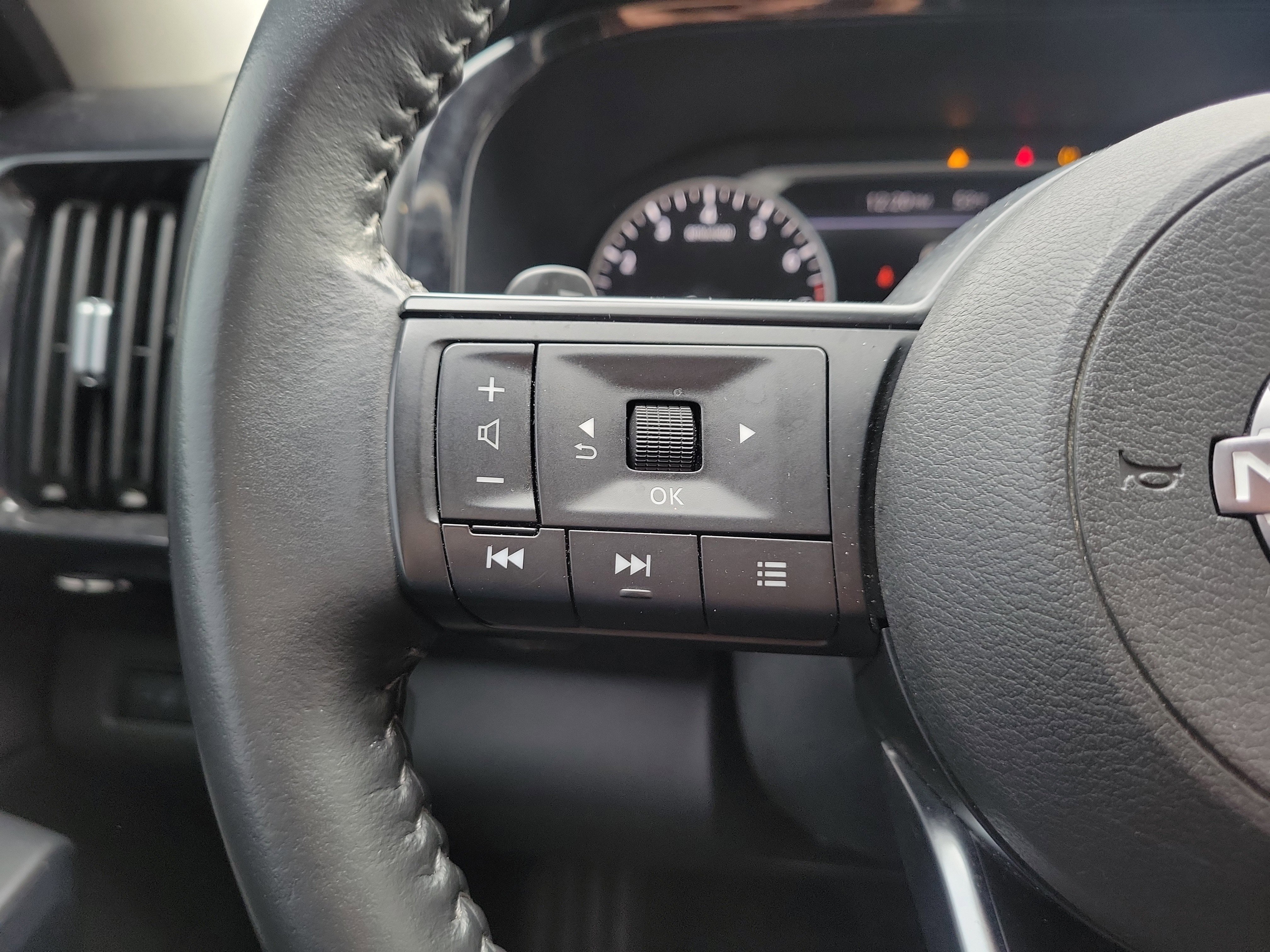 Used 2024 Nissan Pathfinder SV image 19