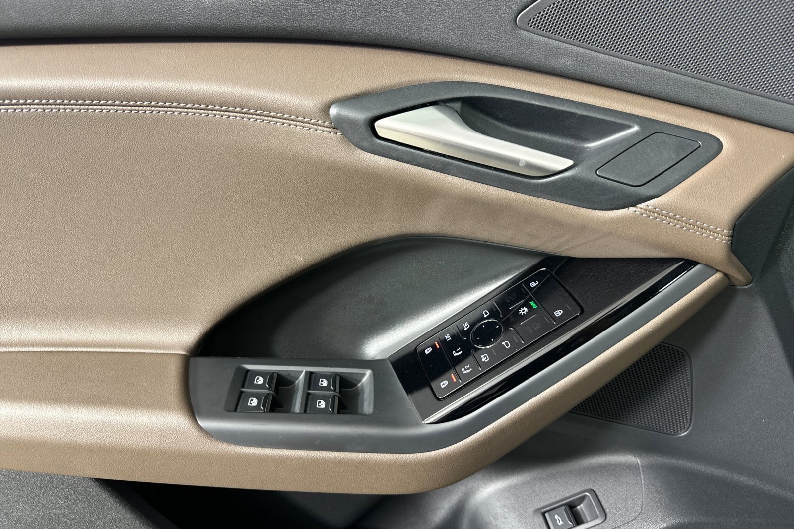 Used 2025 Audi Q6 e-tron Premium w/ Convenience Package image 10