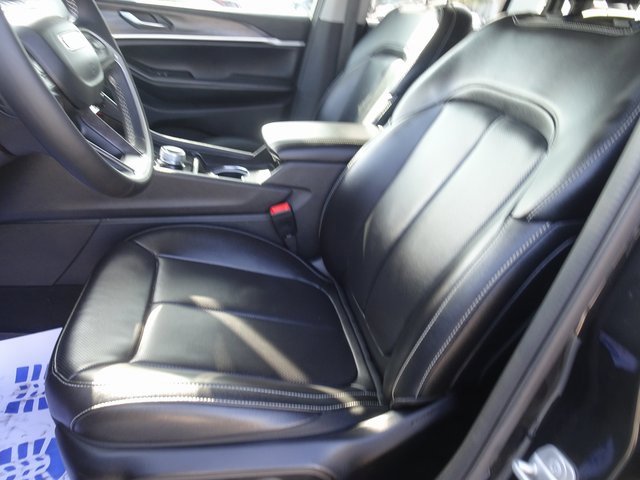 Used 2024 Jeep Grand Cherokee Limited w/ Luxury Tech Group II image 7