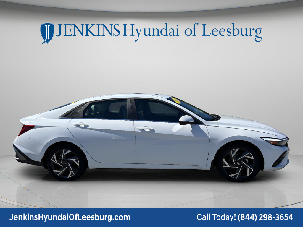 Certified 2025 Hyundai Elantra Limited FWD image 3