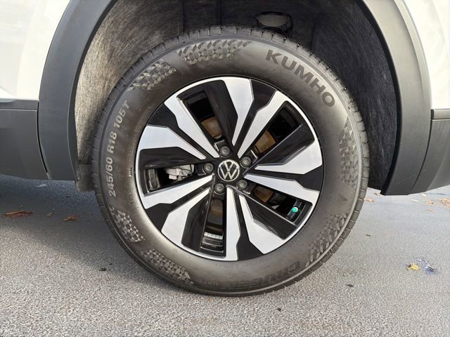 Certified 2024 Volkswagen Atlas Cross Sport SE image 9