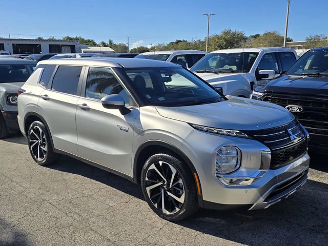 Used 2023 Mitsubishi Outlander SE image 2