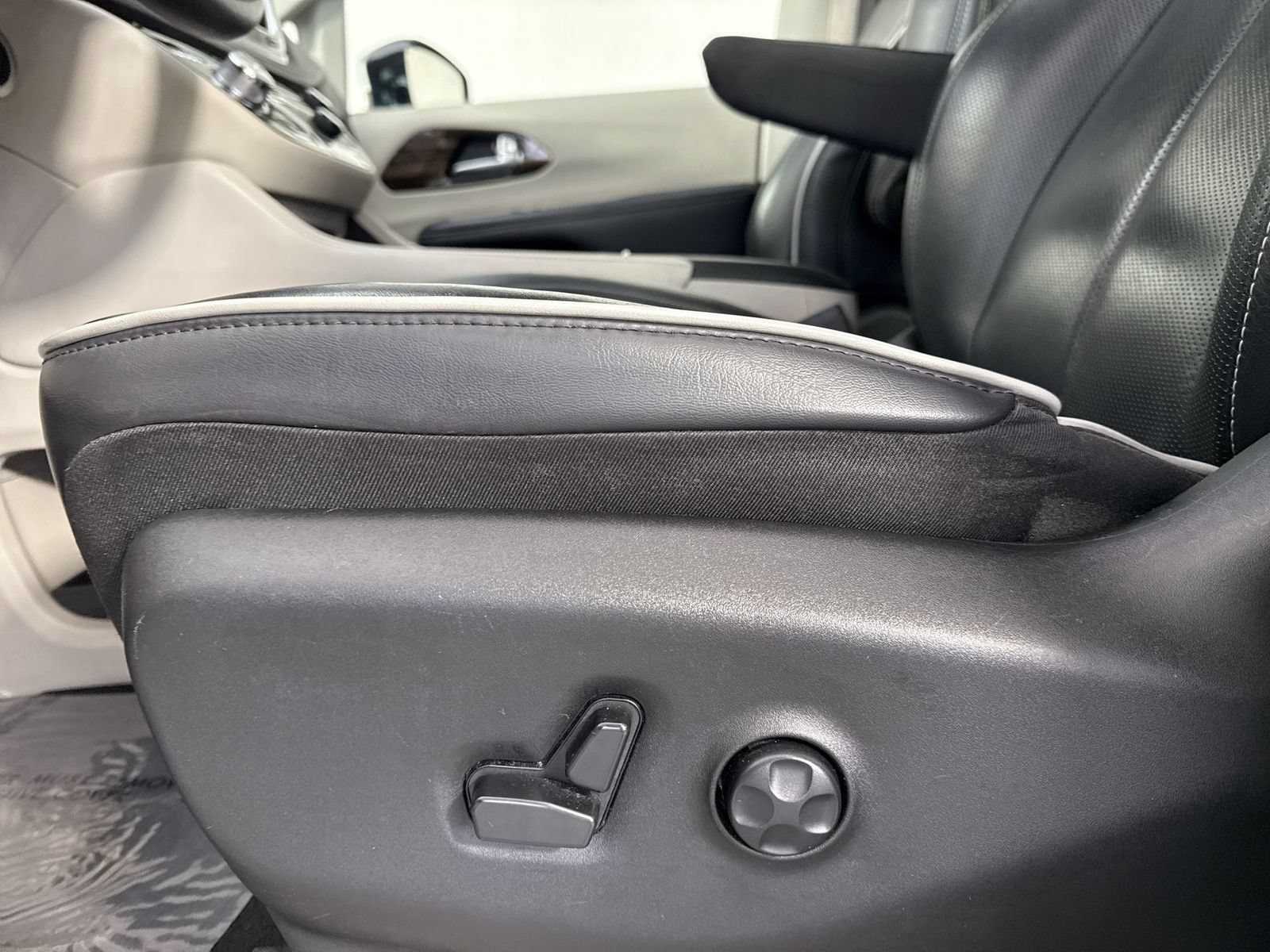 Used 2023 Chrysler Pacifica Limited FWD image 21