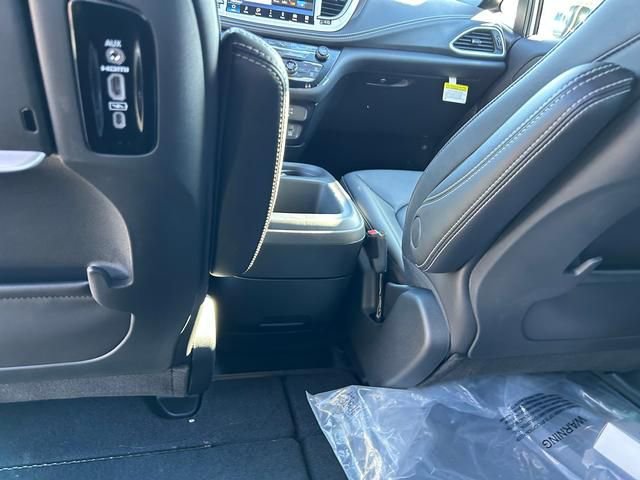New 2026 Chrysler Pacifica Select image 15