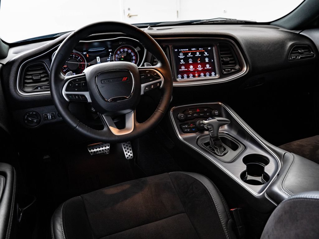 Used 2017 Dodge Challenger R/T Scat Pack w/ Leather Interior Group RWD image 4