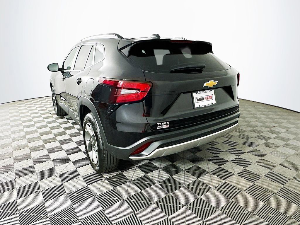 Used 2025 Chevrolet Trax LT image 7