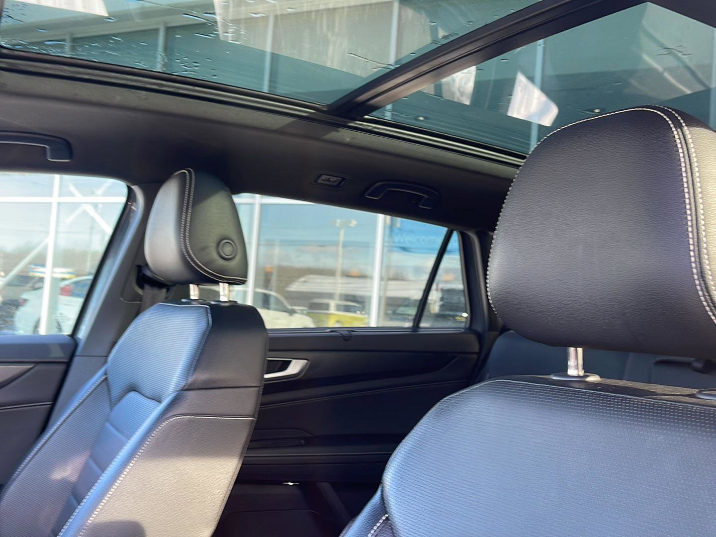 Used 2025 Volkswagen Atlas Cross Sport SEL R-Line image 8