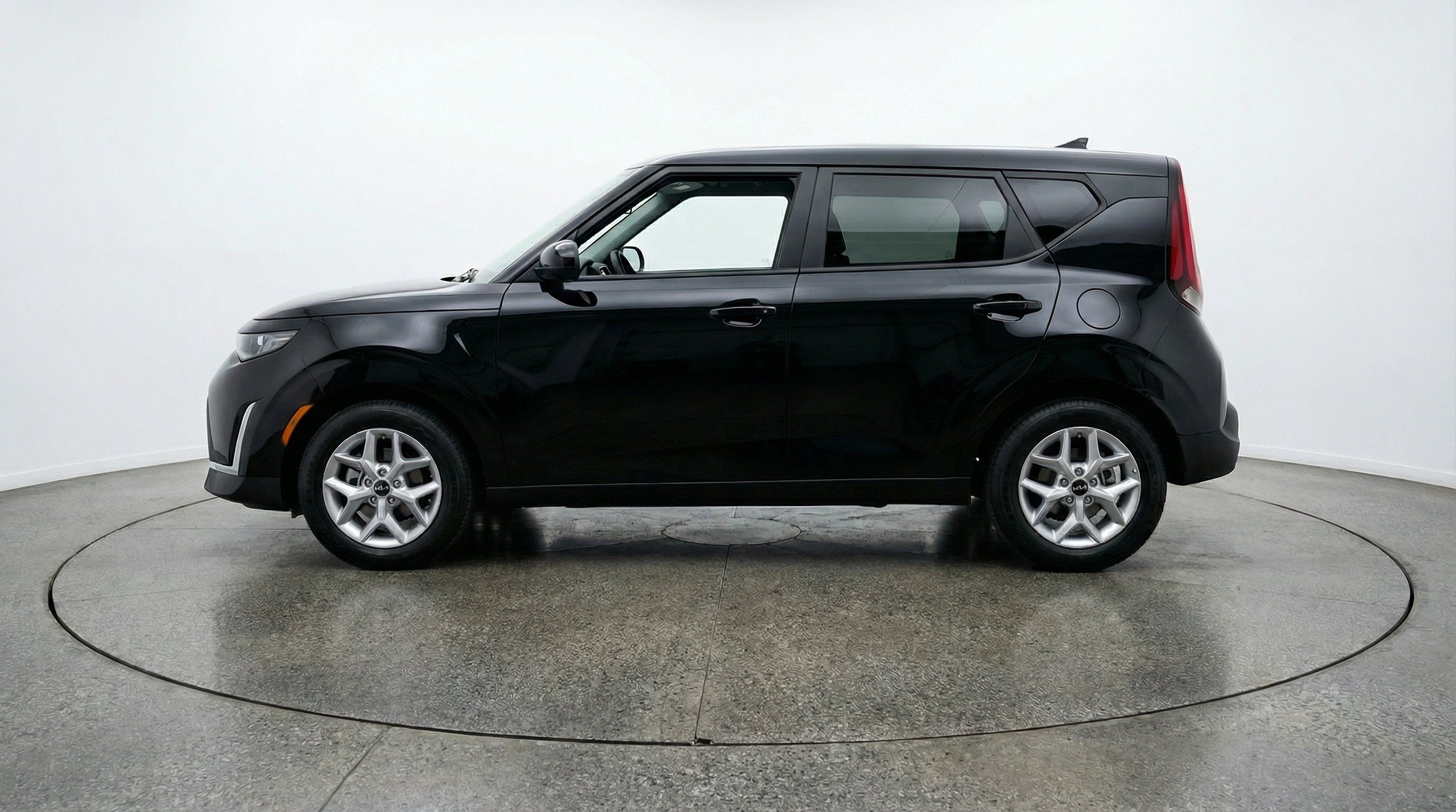Used 2025 Kia Soul LX w/ LX Technology Package FWD image 5
