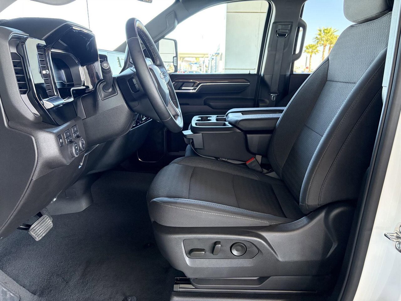 Used 2025 Chevrolet Silverado 2500 LT w/ Convenience Package AWD/4WD image 2