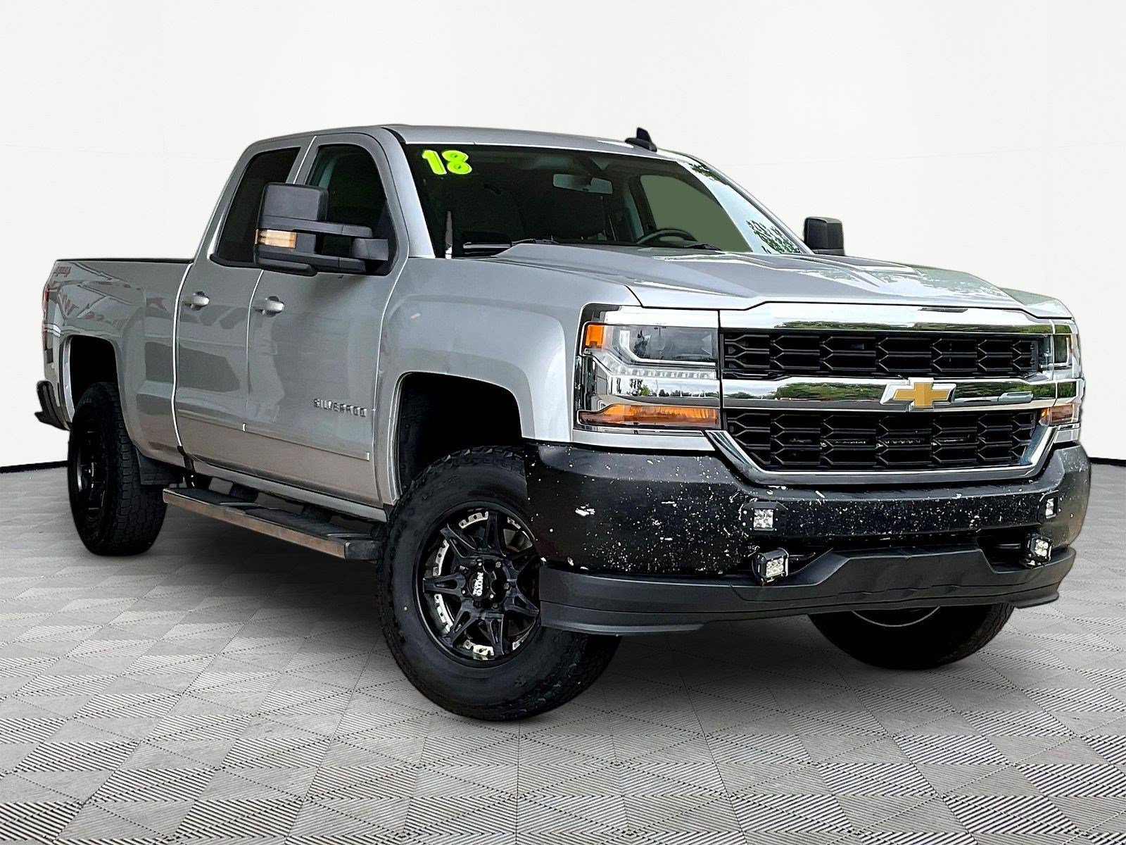 Used 2018 Chevrolet Silverado 1500 LT w/ All Star Edition AWD/4WD image 3