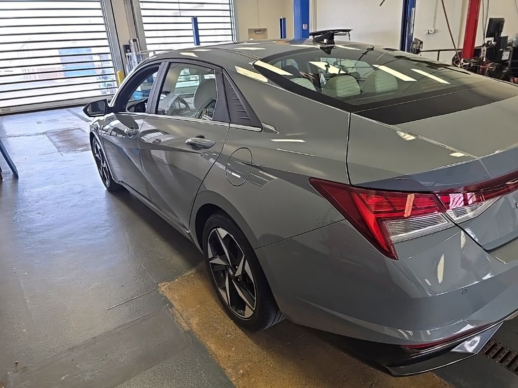 Used 2021 Hyundai Elantra Limited FWD image 3