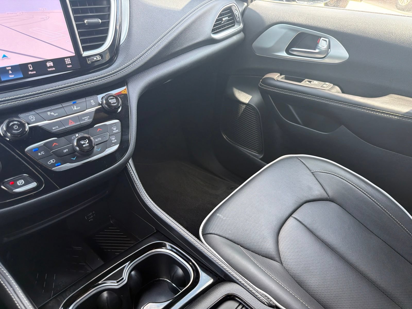 Used 2026 Chrysler Pacifica Limited FWD image 32