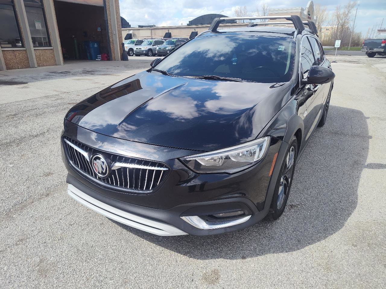 Used 2018 Buick Regal Essence w/ Sights and Sounds Package image 3