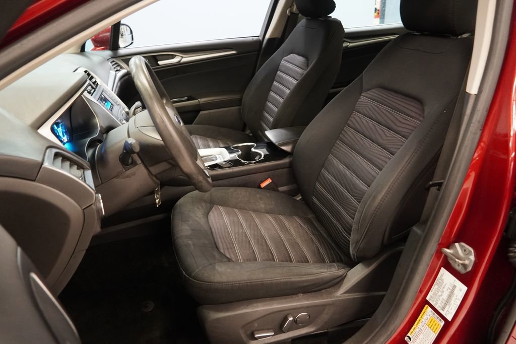 Used 2016 Ford Fusion SE FWD image 3