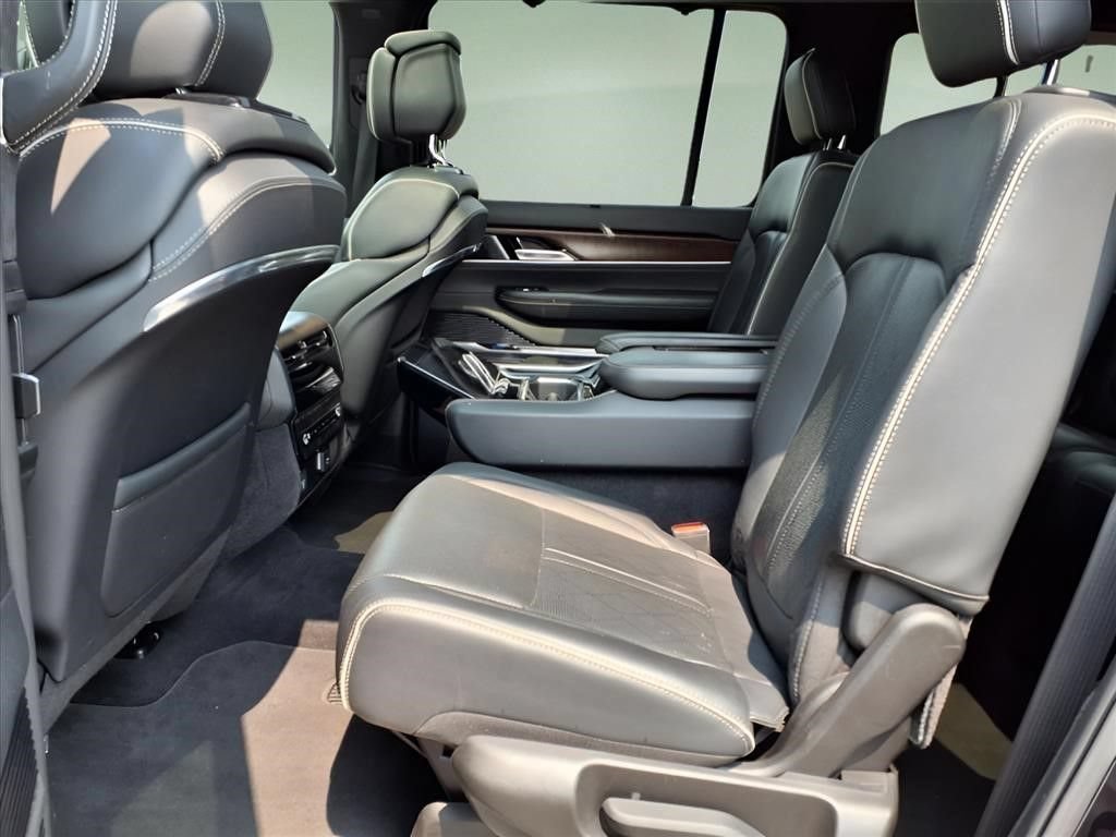 Used 2023 Jeep Grand Wagoneer L Series II AWD/4WD image 7