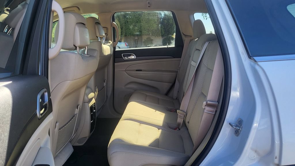 Used 2018 Jeep Grand Cherokee Laredo AWD/4WD image 23