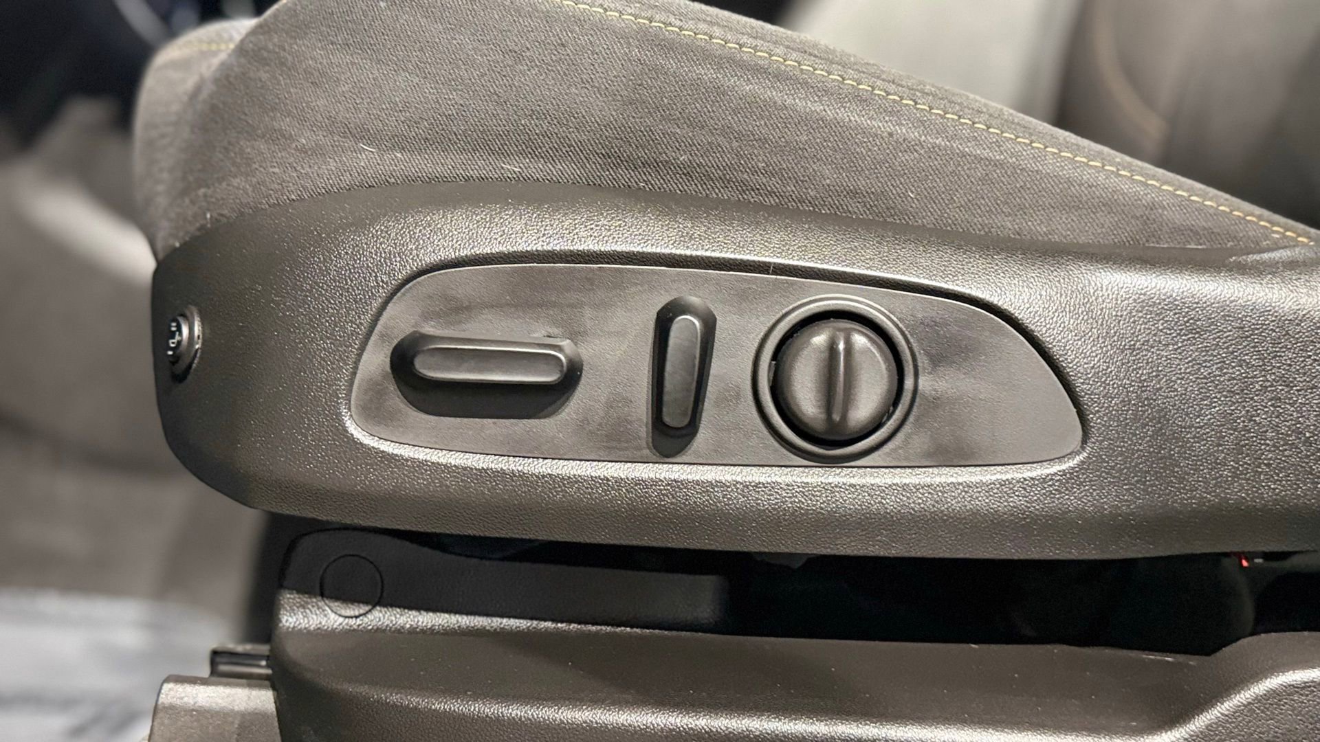 Used 2020 Chevrolet Traverse LT image 37