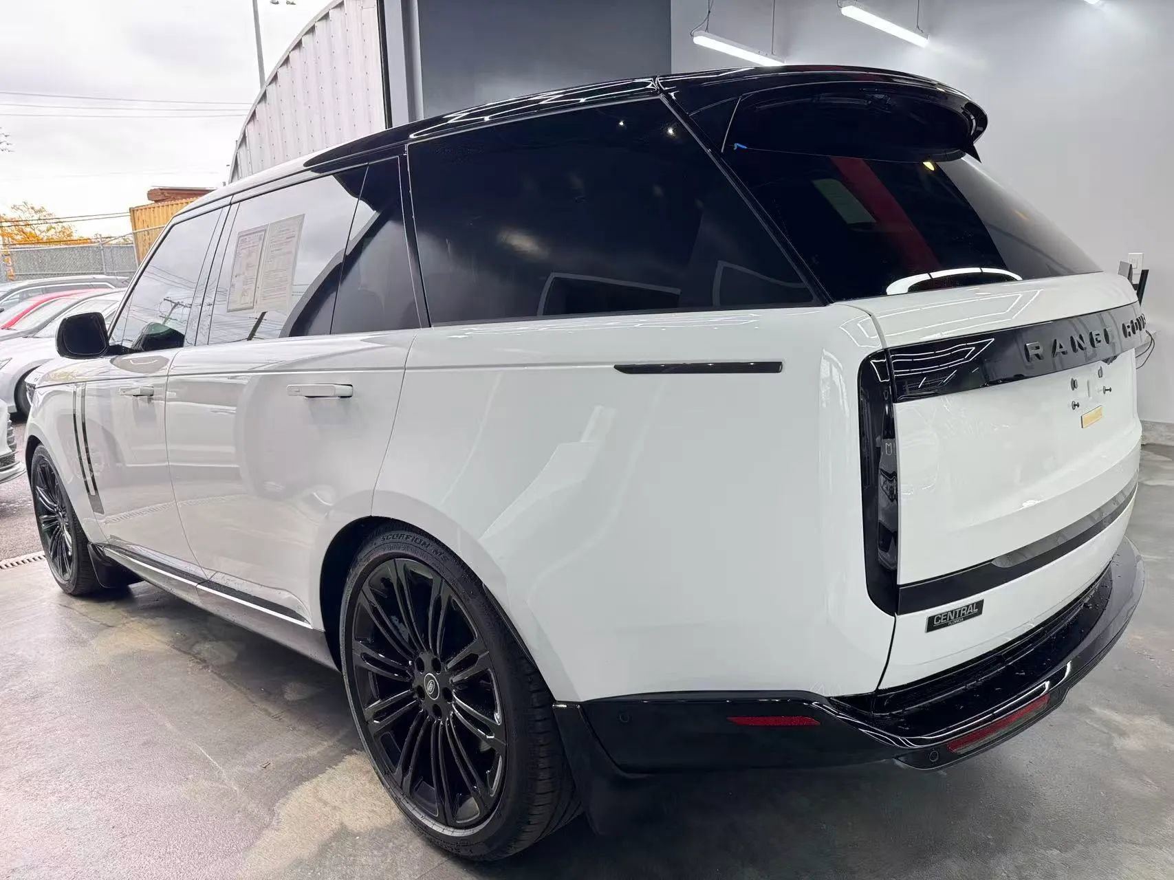 Used 2025 Land Rover Range Rover Long Wheelbase SE image 6