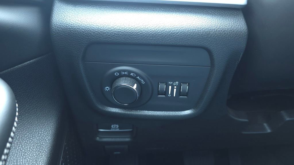 Used 2025 Jeep Grand Cherokee Altitude AWD/4WD image 30