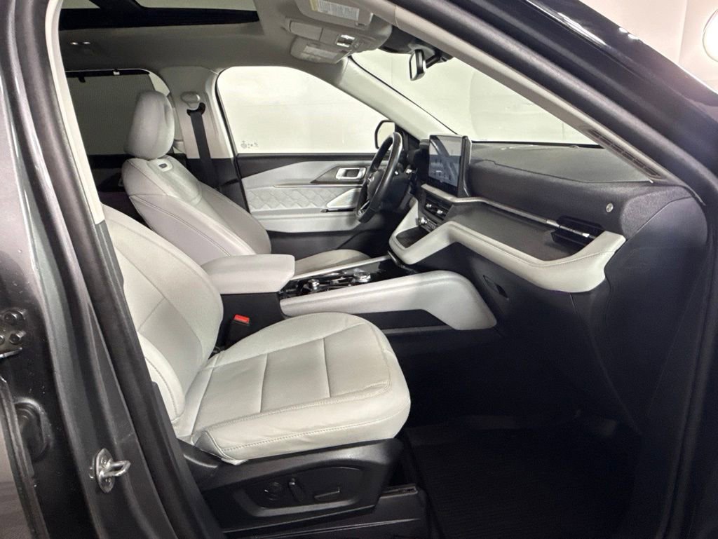 Used 2025 Ford Explorer Platinum w/ LUX Leather Package AWD/4WD image 3