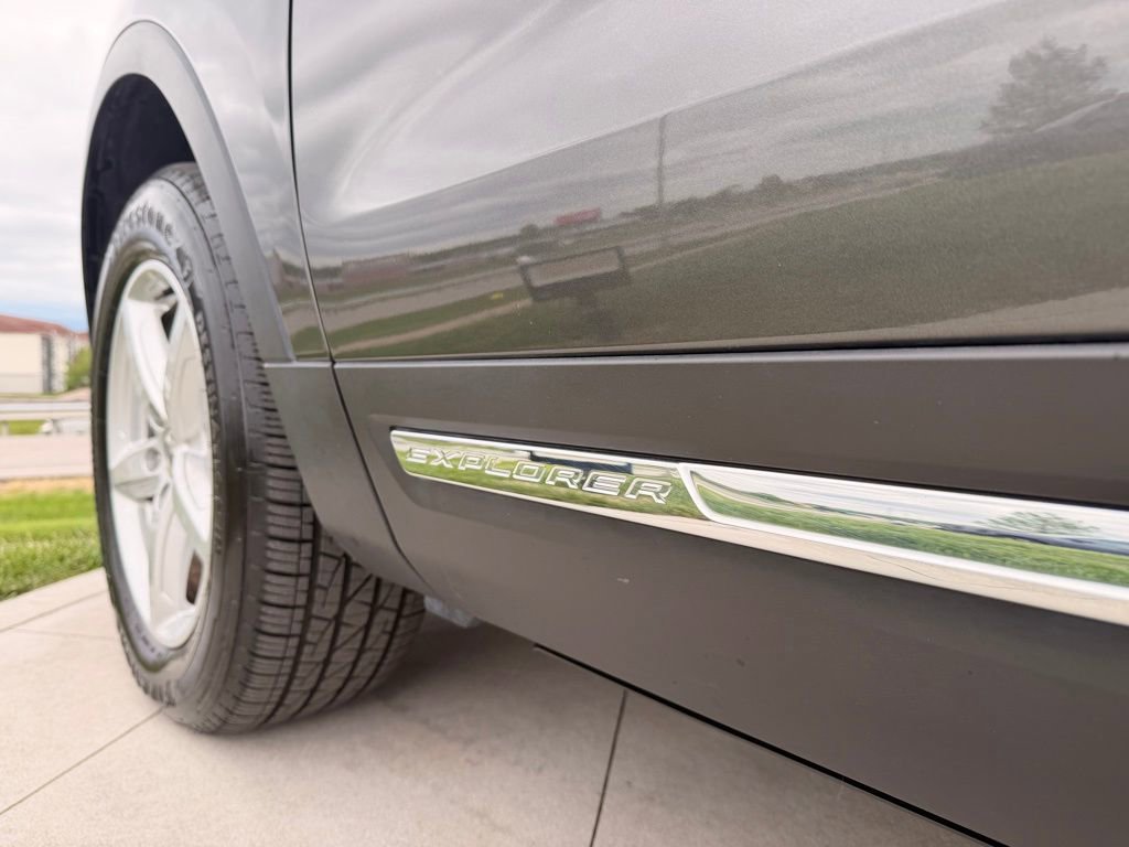 Used 2016 Ford Explorer XLT w/ Equipment Group 202A AWD/4WD image 11