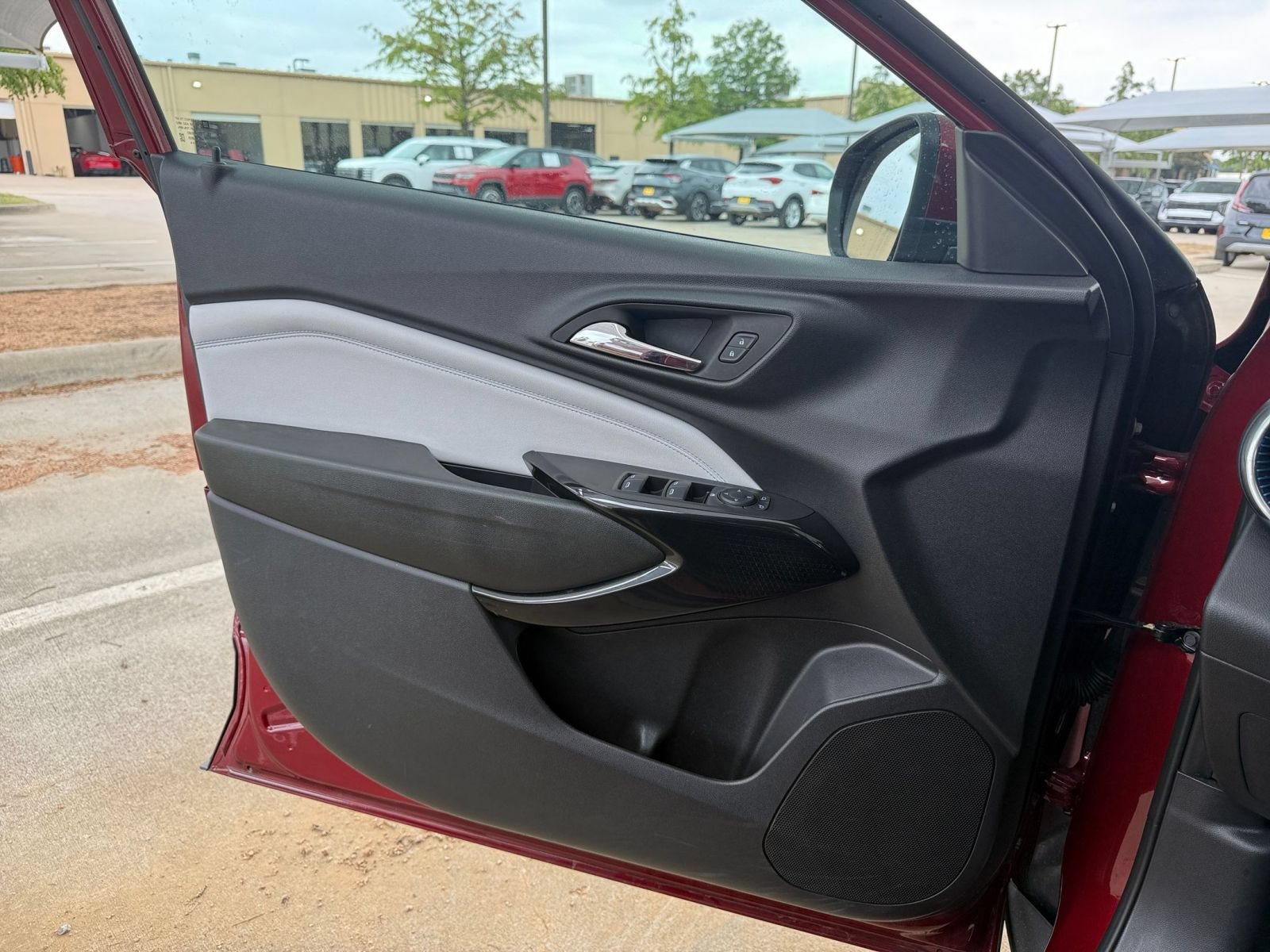 Used 2025 Chevrolet Trax LT FWD image 18