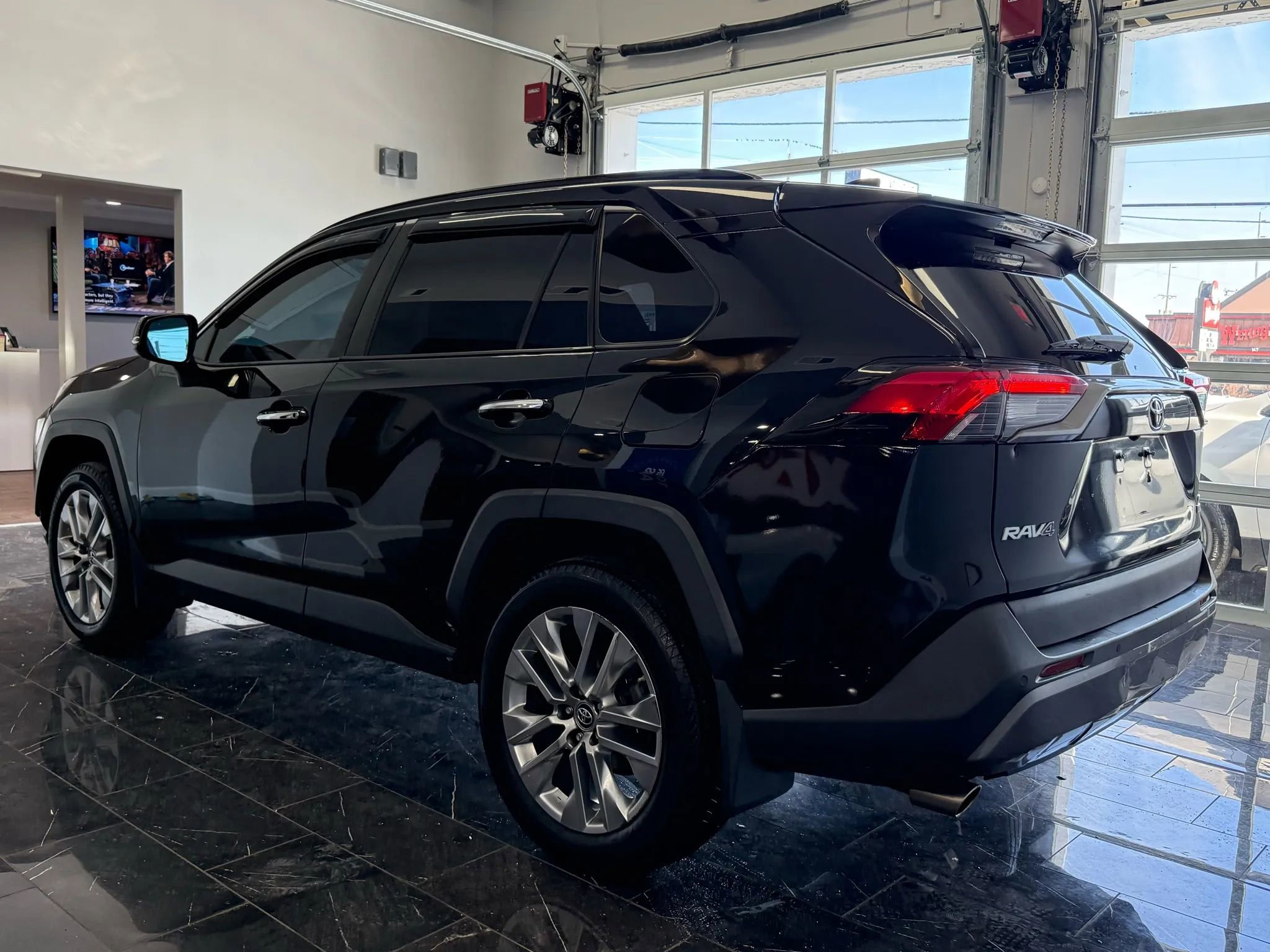 Used 2019 Toyota RAV4 Limited w/ Advanced Technology Package image 4