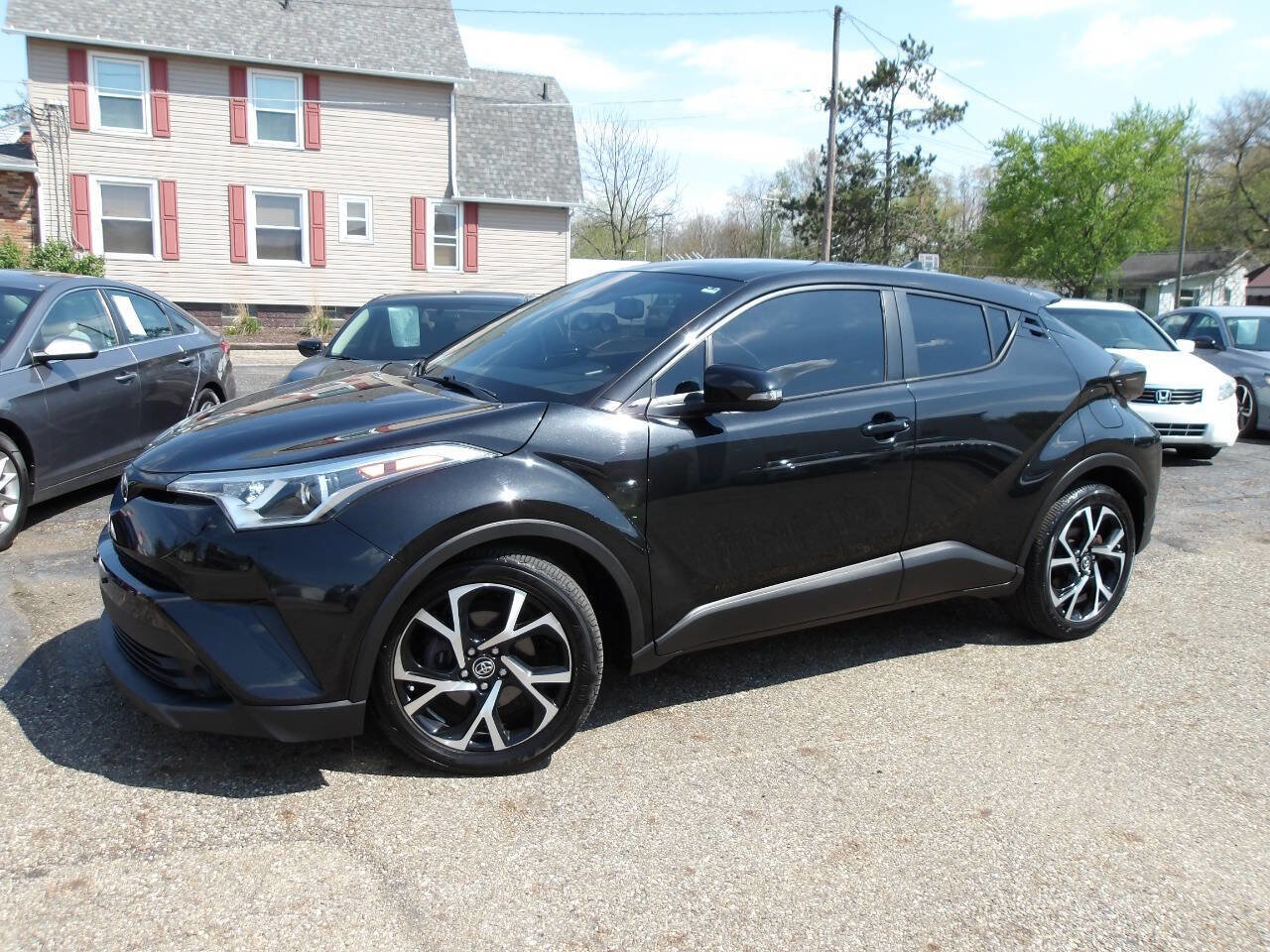 Used 2018 Toyota C-HR XLE FWD image 2
