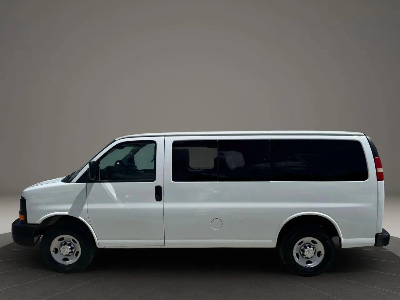Used 2011 Chevrolet Express 2500 LS image 3